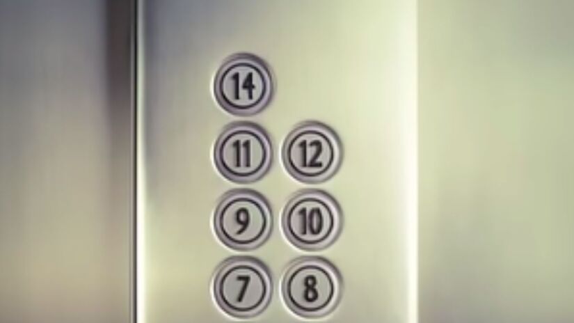 Elevadores em Nova York costumam pular do 12&ordm; para o 14&ordm; andar, reflexo da triscaidecafobia  o medo do número 13  presente em grande parte dos arranha-céus da cidade. Captura de tela/YouTube/@zackdfilms
