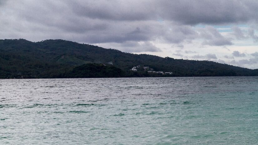 Cada canto de Cayo Levantado evidencia a harmonia entre natureza e paisagem / Máx. Ulitin/Wikimedia Commons