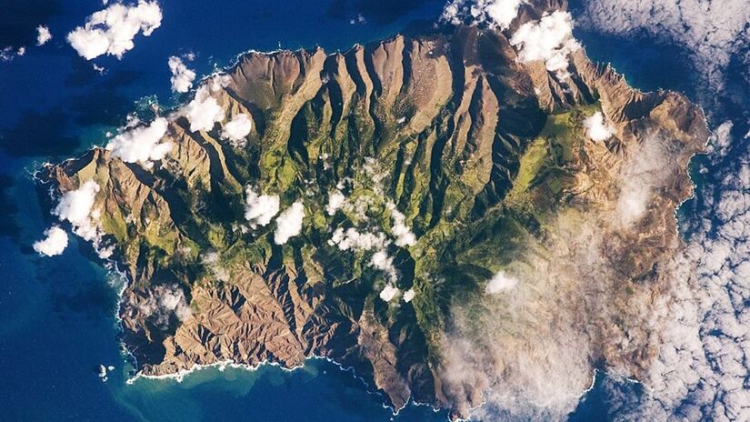 A ilha é mundialmente famosa por ter sido o cenário do exílio final de Napoleão Bonaparte. O líder francês foi enviado para o território após a derrota na Batalha de Waterloo, vivendo ali de 1815 até sua morte em 1821/Wikipédia