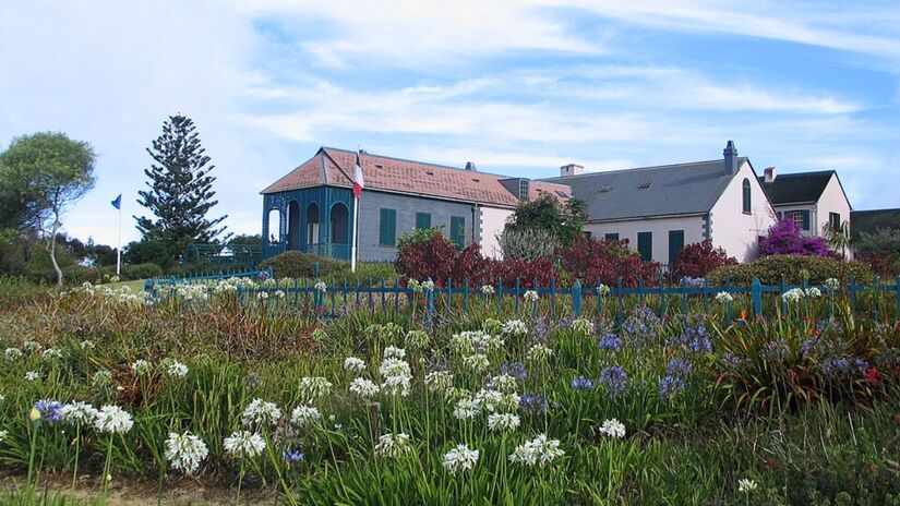 Localizada no Oceano Atlântico Sul, Santa Helena é um dos territórios mais isolados da Terra. Ela fica a cerca de 1.800 km da costa de Angola e a 4.000 km de distância da cidade do Rio de Janeiro/Wikipédia