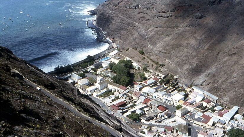 Santa Helena abriga o animal terrestre vivo mais velho do mundo: a tartaruga-gigante Jonathan. Estima-se que ele tenha nascido em 1832, superando o tempo de vida de todos os governantes que já passaram pela ilha/Wikipédia