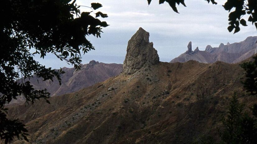 Com uma paisagem marcada por montanhas escarpadas e rochas vulcânicas, a ilha não possui praias de areia. O acesso por mar é feito através de uma baía estreita onde fica Jamestown, a capital e principal porto local/Wikipédia