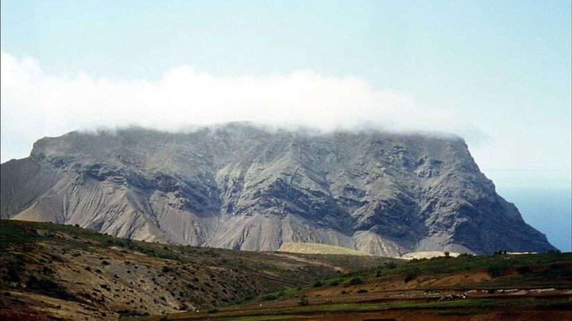 Um dos pontos turísticos mais famosos é a Jacob's Ladder, uma escadaria íngreme com 699 degraus que conecta a cidade de Jamestown ao forte no topo da colina, oferecendo uma visão vertiginosa do Atlântico/Wikipédia