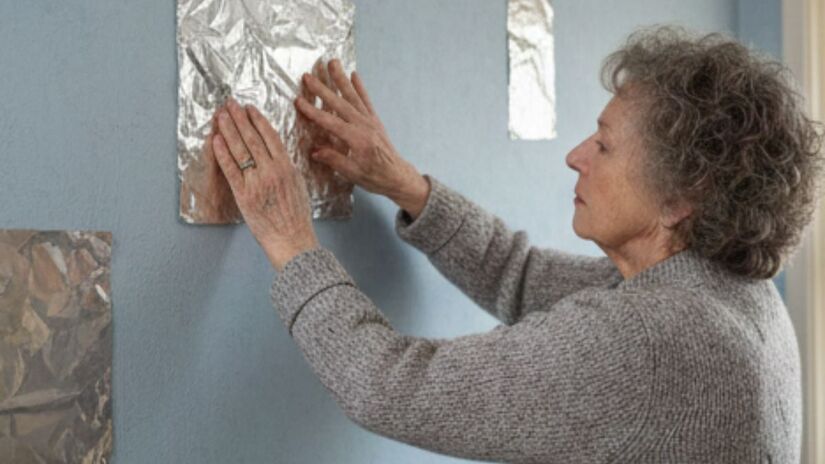 Simples e acessível, o uso do papel-alumínio pode ser o primeiro passo para diagnosticar problemas de umidade antes de intervenções mais complexas. Imagem ilustrativa/Gemini