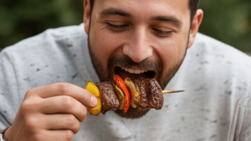 17% dos brasileiros consomem o alimento sem cozimento adequado, elevando o risco de infecção por salmonela. Imagem ilustrativa/Gemini