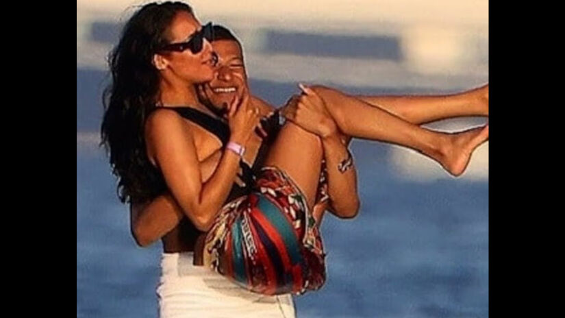 Em um dos registros que viralizaram na ocasião, o atacante aparecia carregando a modelo no colo / Reprodução/Instagram