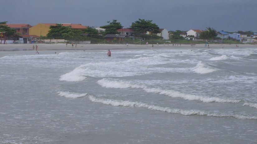 A vegetação preservada cria paisagens naturais que unem mar, restinga e Mata Atlântica / Clediney Boeira/Wikimedia Commons