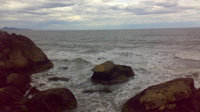 O litoral de Itapoá oferece cenários tranquilos ideais para quem busca contato com a natureza / Edimar da Rocha/Wikimedia Commons