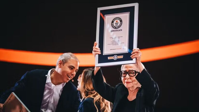 A mesma leitura que foi feita por Fernanda no Sesc de Santos, a fez entrar para o Guinness World Records, após reunir mais de 10 mil pessoas em um único ambiente para este tipo de atividade (Itaú Unibanco/Divulgação)