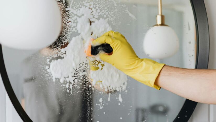 Exposição prolongada a desinfetantes fortes pode contribuir para inflamações respiratórias crônicas/Pexels