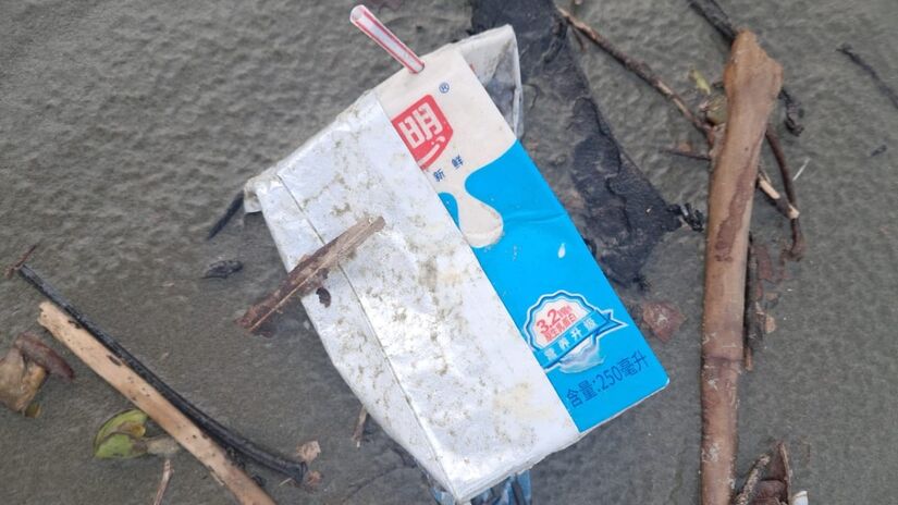 Especialistas apontam o descarte irregular por embarca&ccedil;&otilde;es como hip&oacute;tese mais prov&aacute;vel para a origem do lixo / M&aacute;rcio Ribeiro/DL
