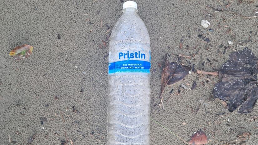 Uma garrafa de Singapura foi localizada pr&oacute;xima ao Balne&aacute;rio Stella Maris, ampliando o alerta sobre polui&ccedil;&atilde;o marinha / M&aacute;rcio Ribeiro/DL
