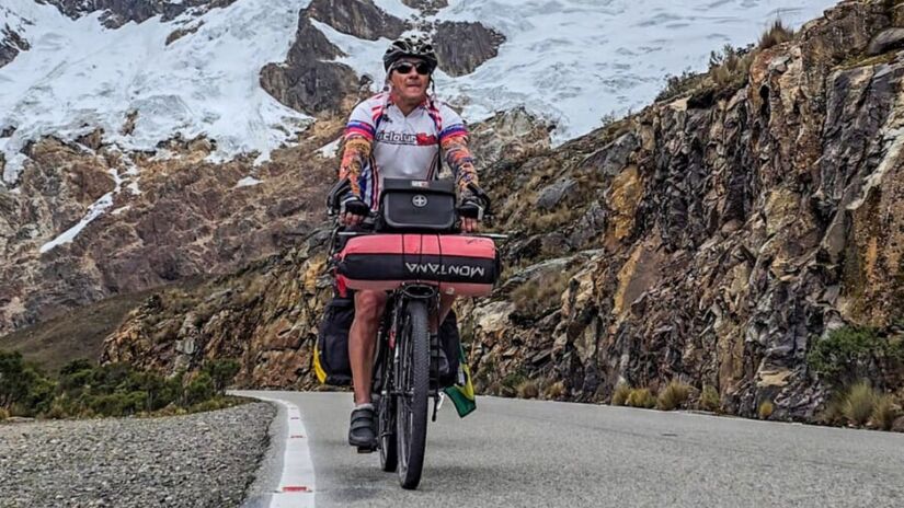 A subida da Punta Olímpica foi um dos momentos mais críticos da expedição. Sob frio intenso e neve, os ciclistas quase congelaram no topo da cordilheira, precisando recorrer aos sacos de dormir para garantir a sobrevivência e o aquecimento/Marco Brandão