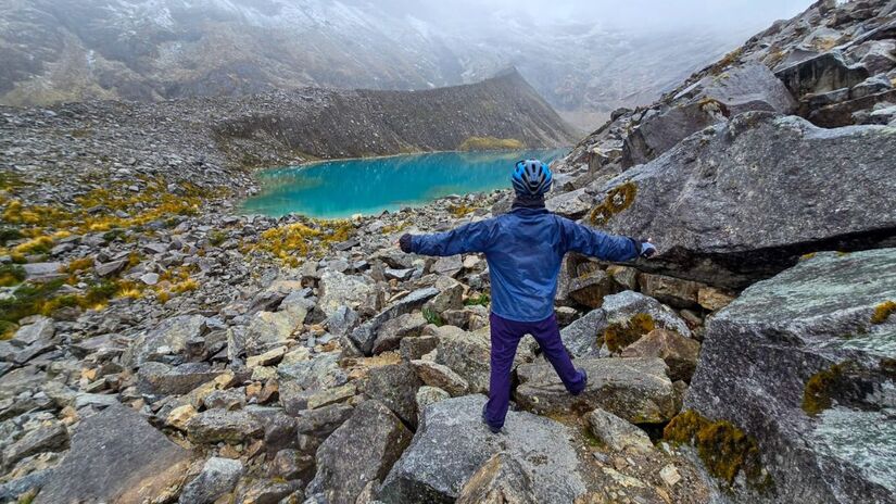 Mais do que pernas fortes, a Cordilheira Blanca exigiu controle mental. Diante de chuvas constantes e subidas intermináveis em caracoles, a amizade e o companheirismo entre Marco e Aramis foram as ferramentas reais para não desistir/Marco Brandão