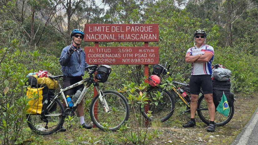Mesmo em janeiro, a Cordilheira Blanca faz jus ao nome e mantém seus picos nevados. O objetivo da dupla era vivenciar um cenário de inverno rigoroso em pleno verão, cercados pelas montanhas mais altas e imponentes do território peruano/Marco Brandão