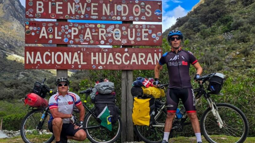 O planejamento original precisou de ajustes devido às fortes chuvas. Com estradas bloqueadas pela lama, os ciclistas recalcularam a rota, passando por lugares icônicos como a Laguna 69 antes de seguirem para a mística cidade de Machu Picchu/Marco Brandão