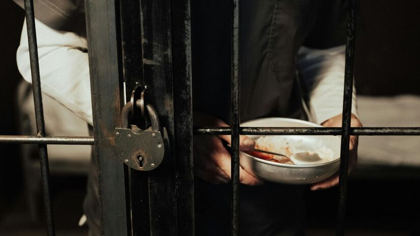 Polícia apreende celulares, máquinas de cartão e cadernos com anotações durante prisão de mulher investigada por articular atividades criminosas na região./Pexels