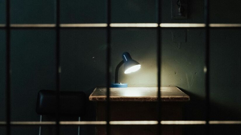 Mulher conhecida como 'Malévola' é presa em operação da DISE de Itanhaém; investigada é apontada como liderança feminina de organização criminosa com atuação no litoral paulista./Pexels