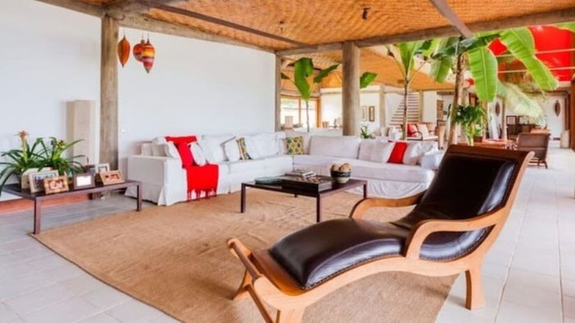 Cercada por mata preservada e mar calmo, a mansão está em uma área de acesso restrito no litoral sul do Rio/Reprodução