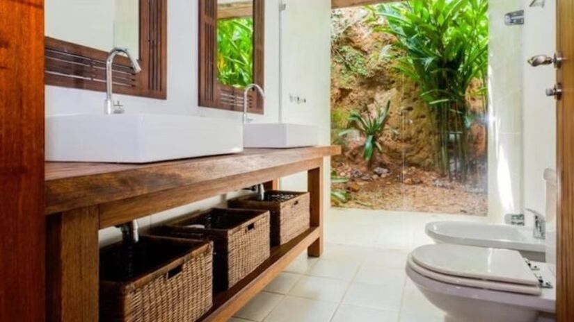 A propriedade conta com estrutura ampla, integração com a paisagem natural e vista privilegiada da baía/Reprodução