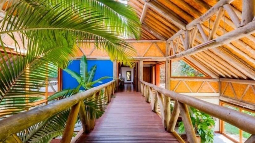 A mansão pertence a um empresário e foi adaptada temporariamente para atender às exigências do set/Reprodução