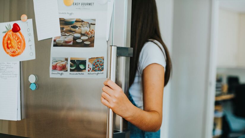 A prática de enfeitar a geladeira continua segura na maioria dos casos, mas os avanços tecnológicos exigem mais atenção do consumidor / Freepik