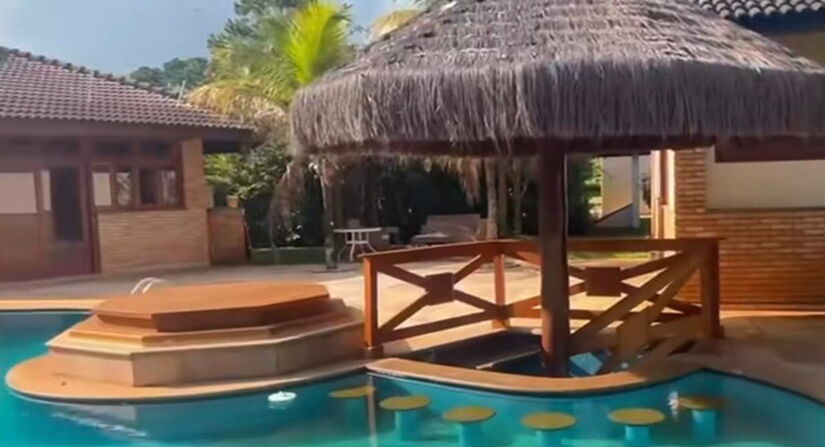 Localizadas em um dos condomínios mais exclusivos da região, as propriedades de Raul Gil formam um verdadeiro enclave de luxo. Reprodução/Instagram