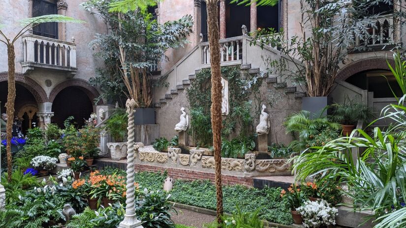 O p&aacute;tio interno inspirado em pal&aacute;cios venezianos &eacute; um dos grandes destaques do local / Sintakso/Wikimedia Commons