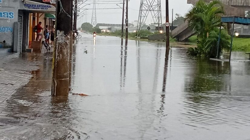 Mongaguá registrou 107 mm de chuva nas últimas 24 horas e 163 mm acumulados em 72 horas, mantendo o município em nível de atenção da Defesa Civil. /Divulgação/PMI