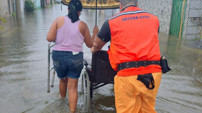 A elevação dos rios Aguapeú e Bichoró agravou a situação em bairros próximos, com áreas completamente inundadas na região do Barranco Alto. /Divulgação/PMI