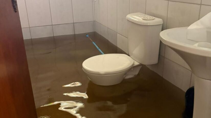 Equipes da Defesa Civil e do Corpo de Bombeiros atuaram desde o início da manhã na remoção de moradores com o auxílio de botes e veículos. /Divulgação/PMI