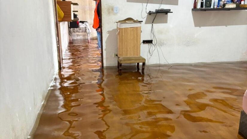 Diversas vias ficaram intransitáveis por causa das enchentes, e a orientação é evitar trafegar por áreas alagadas e não atravessar enxurradas. /Divulgação/PMI