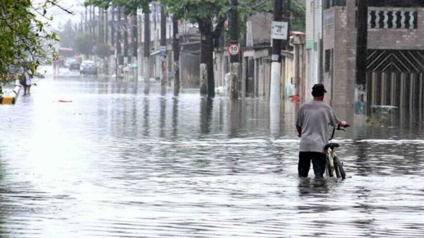 Ruas de Santos ficaram submersas após chuvas quase semanais em janeiro e fevereiro, dificultando o deslocamento de moradores e causando transtornos no trânsito. Nair Bueno/DL