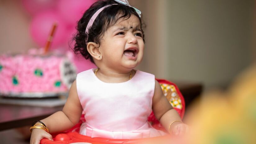 Estudos apontam que a resposta sensível dos cuidadores fortalece o vínculo afetivo / Pixabay