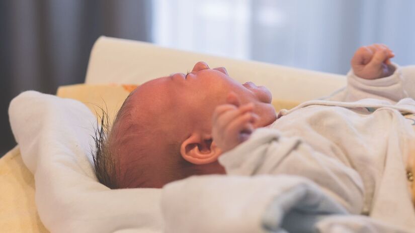 A orientação de profissionais de saúde é essencial para decisões seguras sobre o sono infantil / Pixabay