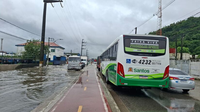 Moradores enfrentam ruas alagadas após fortes chuvas na Baixada Santista; enchentes aumentam riscos de doenças e acidentes. Nathalia Alves/DL