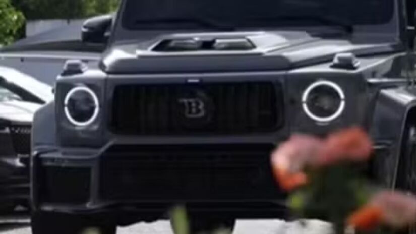 Craque permaneceu dentro da SUV enquanto amigos compravam lanche/Reprodução/Luiz Henrique