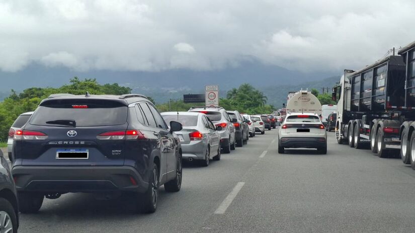 Vários veículos estão indo para São Paulo pelo Rodovia dos Imigrantes no começo da tarde deste sábado (Alexandre Bueno/DL)