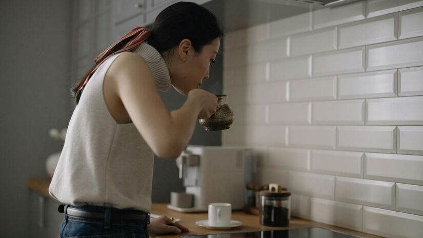 Despejar &aacute;gua fervente direto no p&oacute; pode comprometer aroma e textura do caf&eacute; instant&acirc;neo / Pexels