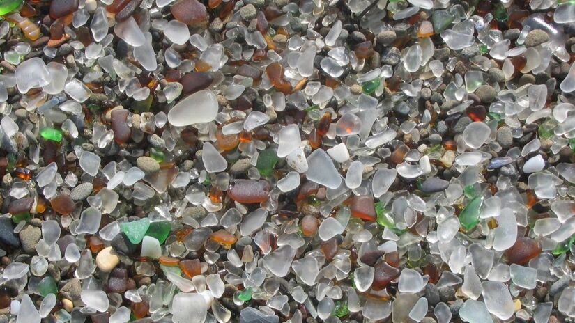 A ação constante das ondas transformou vidros descartados em pedras coloridas e lisas / billlovesmarcy/Wikimedia Commons