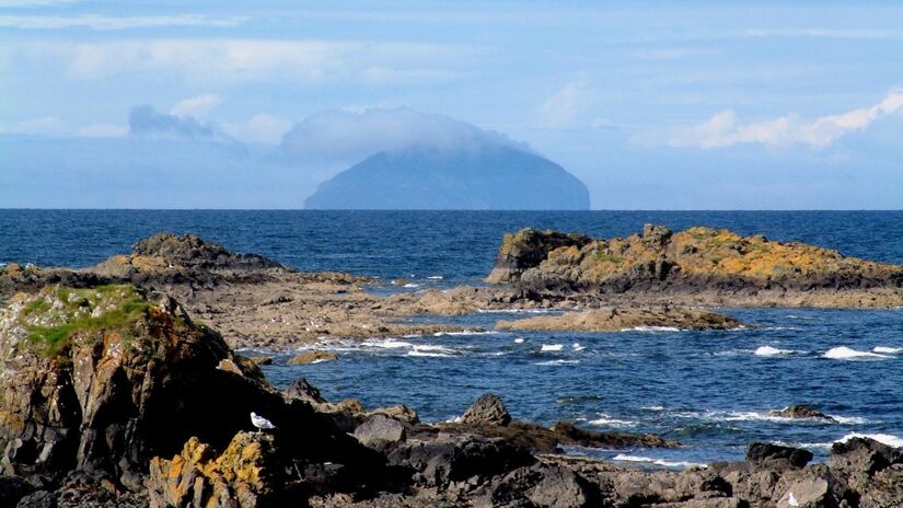 A imponente Ailsa Craig surge no horizonte como um gigante de granito no meio do mar da Escócia / Pixabay