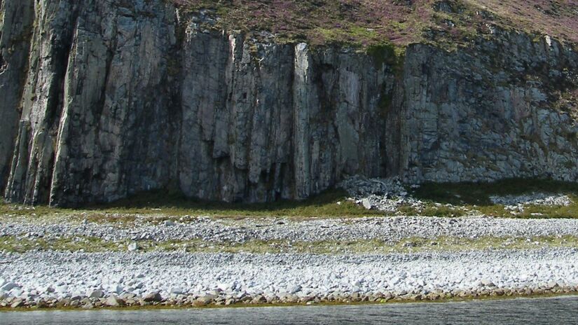 Isolada e praticamente intocada, a ilha abriga importantes colônias de aves marinhas / Pixabay