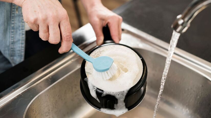 Manter resíduos sobre a pia favorece a contaminação da bancada/Freepik