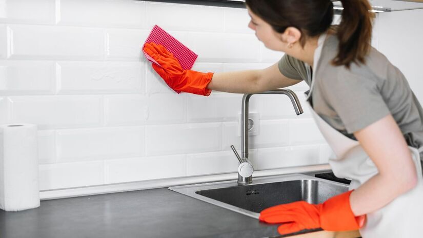 Limpe a esponja com detergente com frequência. Assim que perceber manchas amareladas ou escuras, jogue-a fora e use uma nova/Freepik