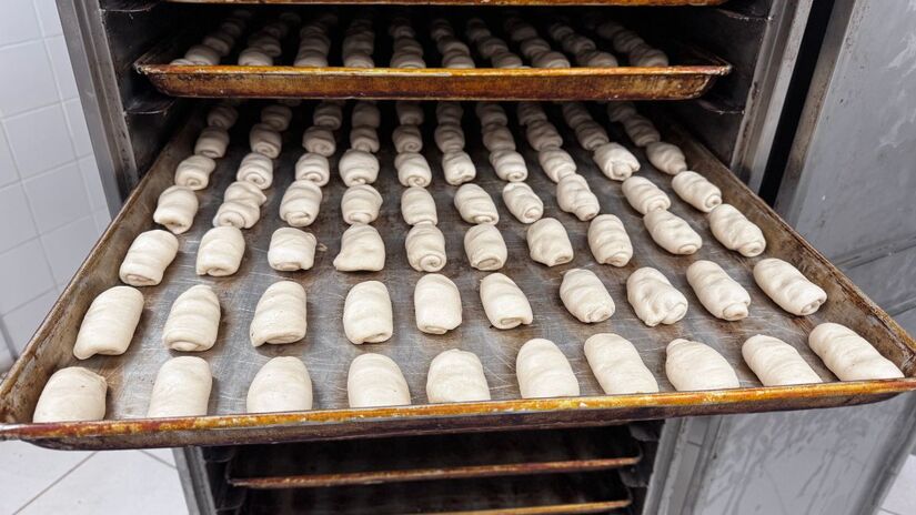 A produção começa nas primeiras horas da manhã para garantir que o alimento chegue fresco aos alunos. /PMI