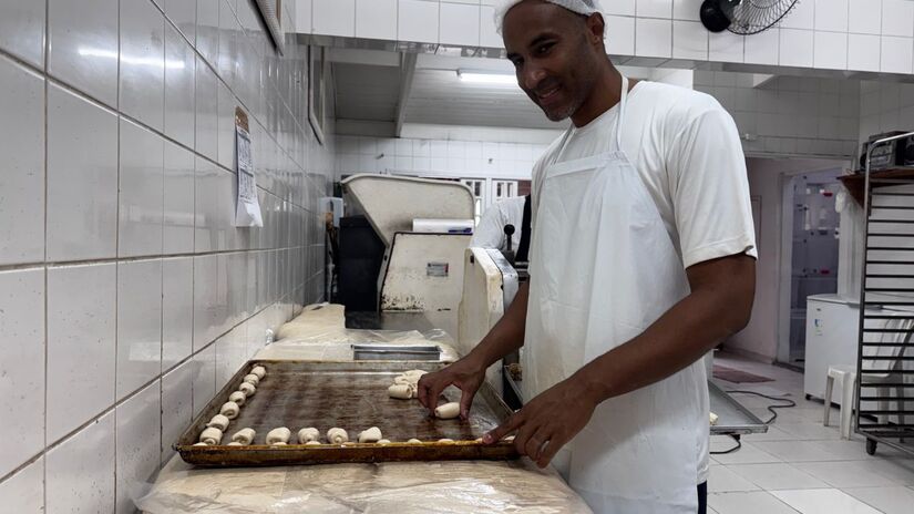 Após saírem do forno, os pães são organizados e distribuídos imediatamente às unidades escolares. /PMI