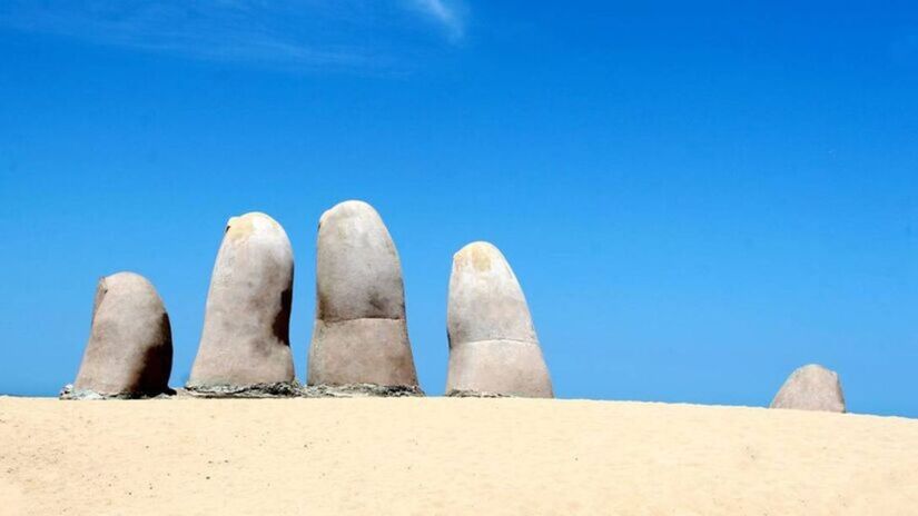 Los Dedos, um dos principais cartões-postais de Punta del Este, no Uruguai (Nacho Guani / Ministério do Turismo do Uruguai/Divulgação)