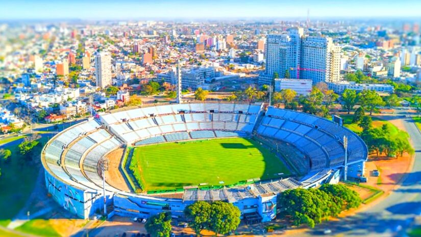 O Estadio Centenario, é considerado um Monumento ao futebol mundial e é o mais antigo do país (Simple Voos/Youtube/Reprodução)