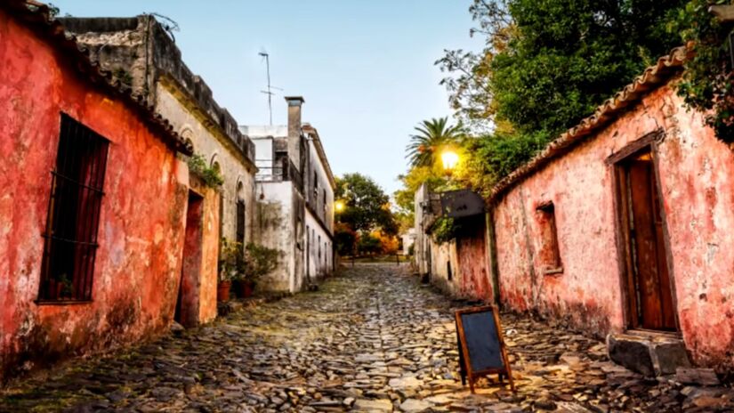 Já a Colônia do Sacramento possui uma riqueza histórica imensa, evidenciada por seu bairro colonial (Simple Voos/Youtube/Reprodução)
