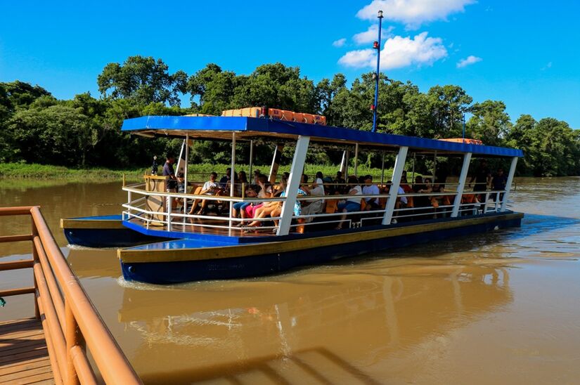 Passeio de balsa refaz trajeto onde a imagem de Nossa Senhora Aparecida foi encontrada em 1717 (Divulgação)